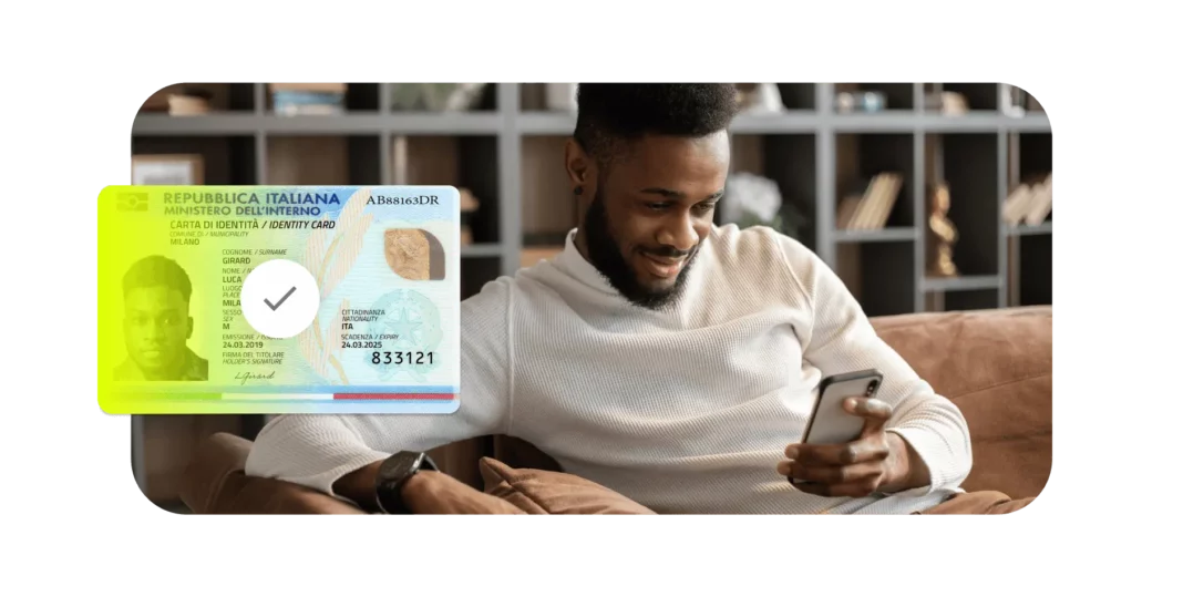 homme regardant un téléphone et une photo d'identité