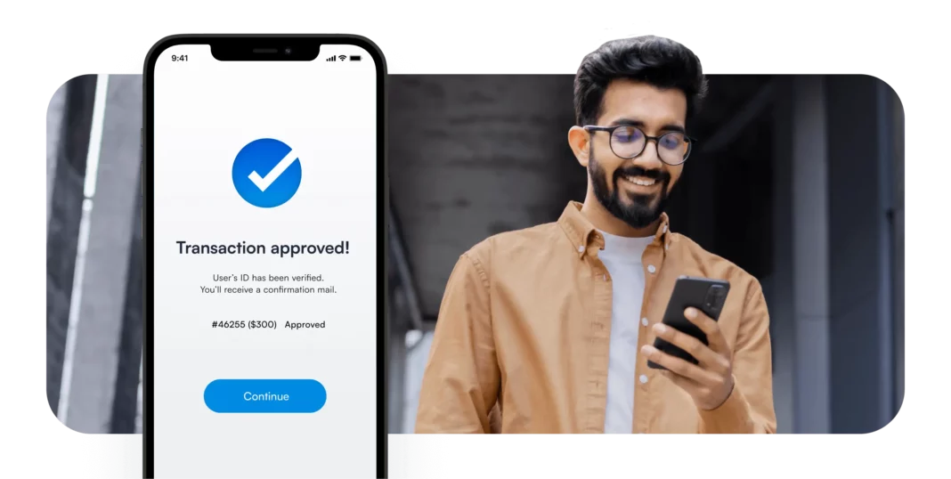 homme regardant son téléphone montrant que la transaction a été approuvée