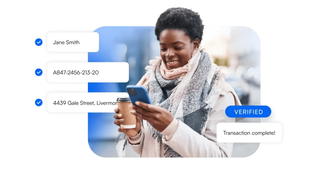 Uma mulher em um ambiente urbano conclui um processo de KYC em seu telefone com uma marca de verificação para cada detalhe, representando as práticas recomendadas em transações financeiras e a adesão aos requisitos de KYC pelos órgãos reguladores.